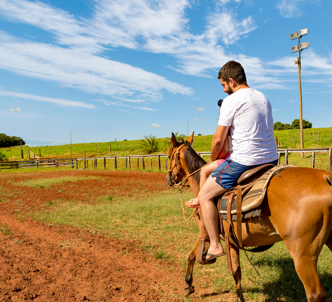 Passeio a cavalo na área do Hotel Fazenda