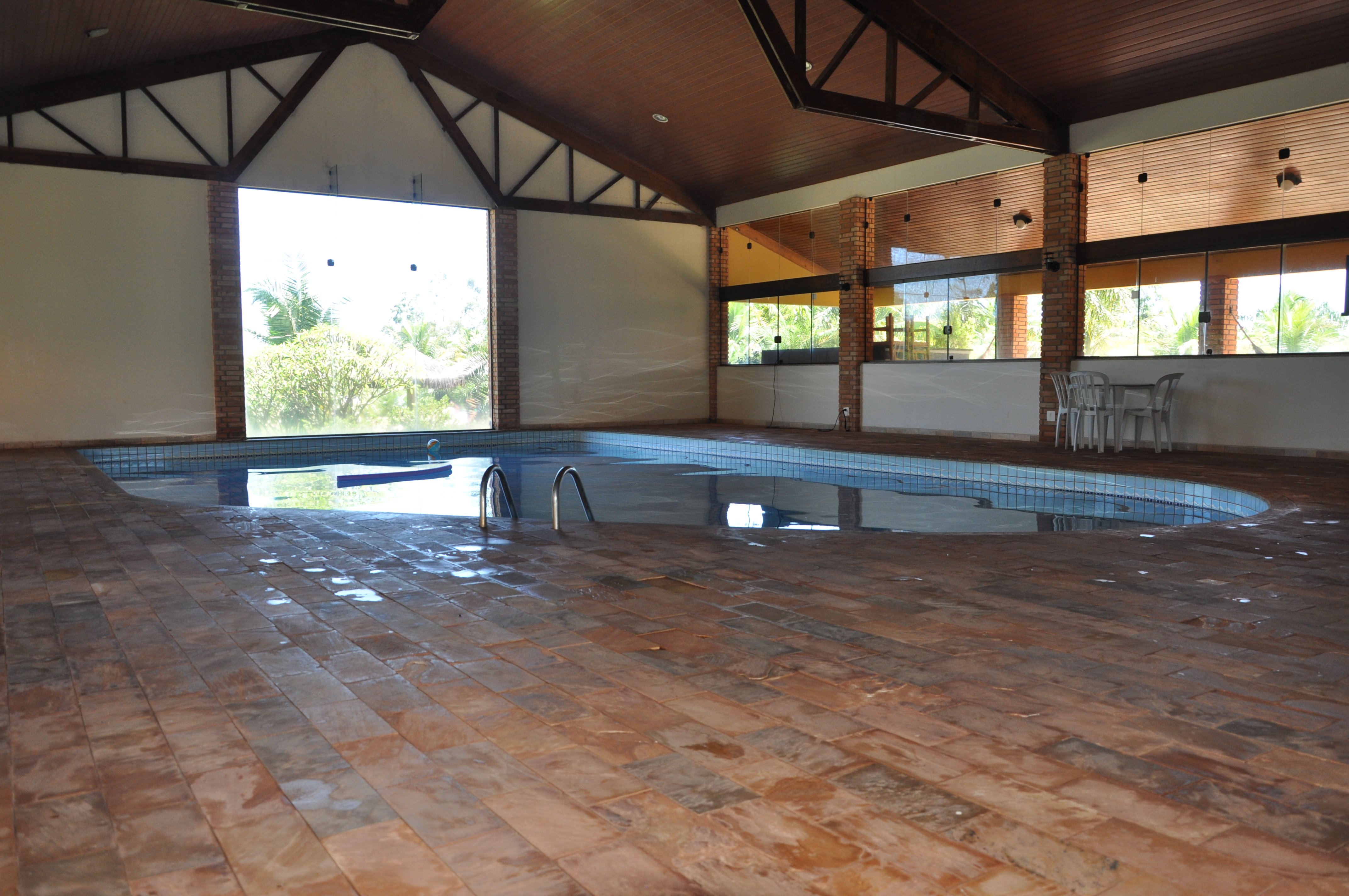 Piscina aquecida coberta com área de relaxamento